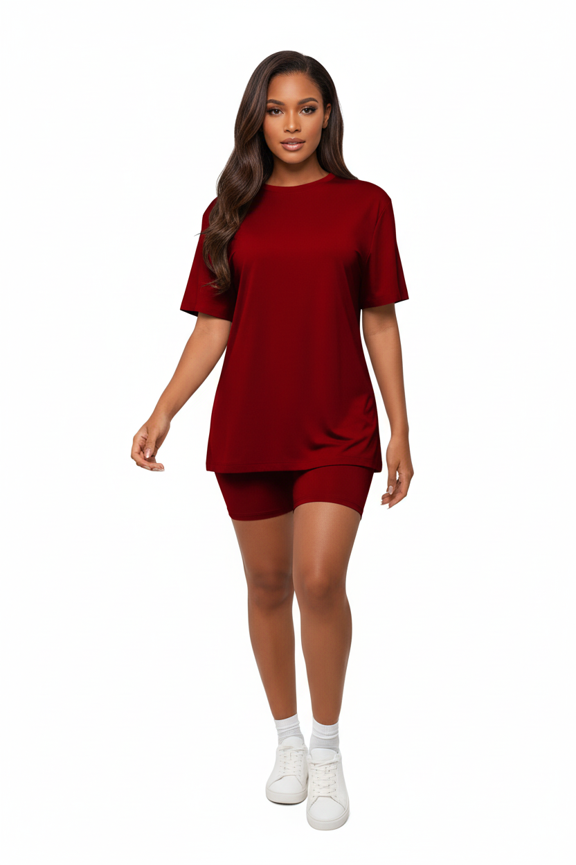 Mannequin en pied en marche portant l'ensemble coordonné t-shirt oversize et short cycliste bordeaux Black-Coat, vue de face — silhouette décontractée et moderne sublimée par le coloris bordeaux profond et passionné, t-shirt oversize col rond tombant avec aisance sur les épaules, manches courtes légères et respirantes, short cycliste gainant et confortable épousant parfaitement la silhouette, ensemble assorti créant une harmonie visuelle parfaite, fond blanc épuré, photographie mode éditoriale casual chic B