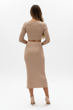 "Ensemble deux pièces côtelé beige - vue arrière dos montrant le design du dos du crop top manches longues, texture tricot côtelé moulante, jupe midi assortie, fond blanc studio BLACK-COAT"