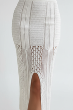 "Ensemble deux pièces crochet blanc - gros plan détail fente centrale de la jupe midi montrant l'ouverture devant élégante, motif crochet ajouré visible, finition soignée, design sophistiqué, fond blanc studio BLACK-COAT"
