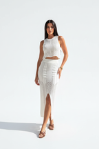 "Ensemble deux pièces crochet blanc - vue de face complète montrant crop top sans manches col montant et jupe midi avec fente centrale, motif crochet ajouré détaillé, silhouette complète mannequin, fond blanc studio professionnel BLACK-COAT"