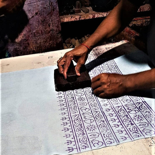  "Écharpe méditation bhakti portée symboles hindous"