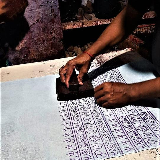  "Écharpe bhakti portée symboles OM prière hindoue"