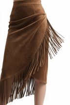 Jupe asymétrique franges suédine marron style bohème grande taille - détail rapproché des franges bohèmes décoratives, embellissements tendance, texture suédine premium, détails décoratifs caractère dynamisme - BLACK-COAT