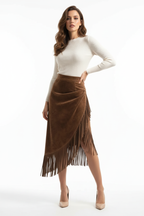 Jupe asymétrique franges suédine marron style bohème grande taille - pose confiante audacieuse montrant la coupe asymétrique unique créant mouvement élégant, détails franges bohèmes, tissu suédine premium doux, expression personnalité bohème élégante inclusive - BLACK-COAT