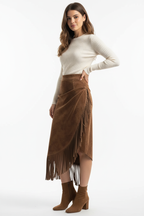 Jupe asymétrique franges suédine marron style bohème grande taille - vue trois-quarts à 45 degrés montrant la dimension complète du vêtement, coupe asymétrique, détails franges, tissu suédine premium, style bohème audacieux - BLACK-COAT
