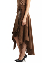 Jupe asymétrique pompons suédine plumes marron grande taille - vue de profil latéral montrant la coupe asymétrique visible depuis le côté, pompons décoratifs, ornements plumes, tissu suédine premium, silhouette flatteuse - BLACK-COAT