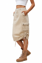 Jupe cargo beige avec poches latérales, fermeture à bouton et cordons de serrage ajustables - vue trois-quarts présentant les proportions et le style militaire moderne - BLACK-COAT