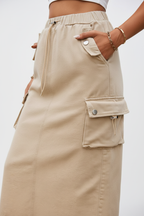 Jupe cargo beige mi-longue - gros plan sur les poches cargo multiples et la texture du tissu satiné beige - BLACK-COAT