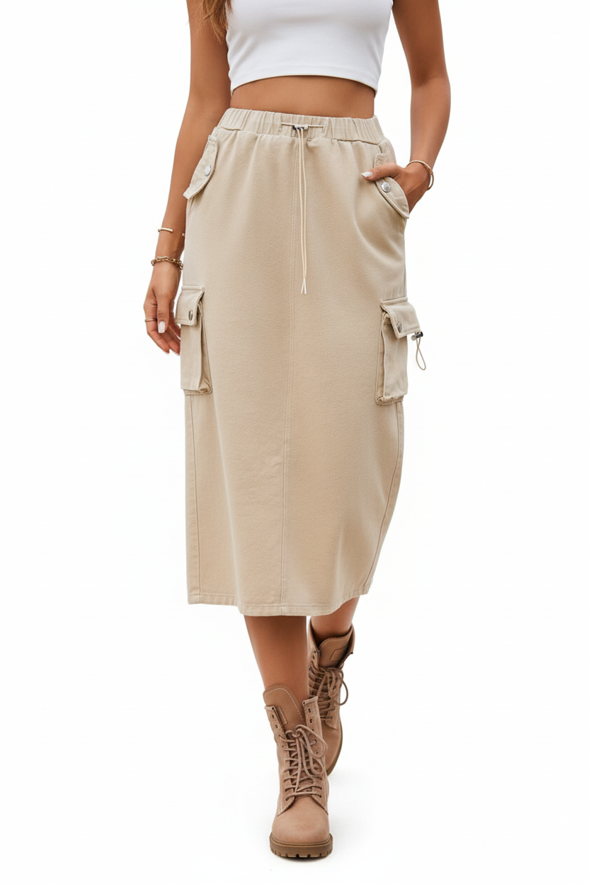 Jupe cargo beige mi-longue avec multiples poches latérales - pose en mouvement de face illustrant le confort et la praticité du vêtement - BLACK-COAT