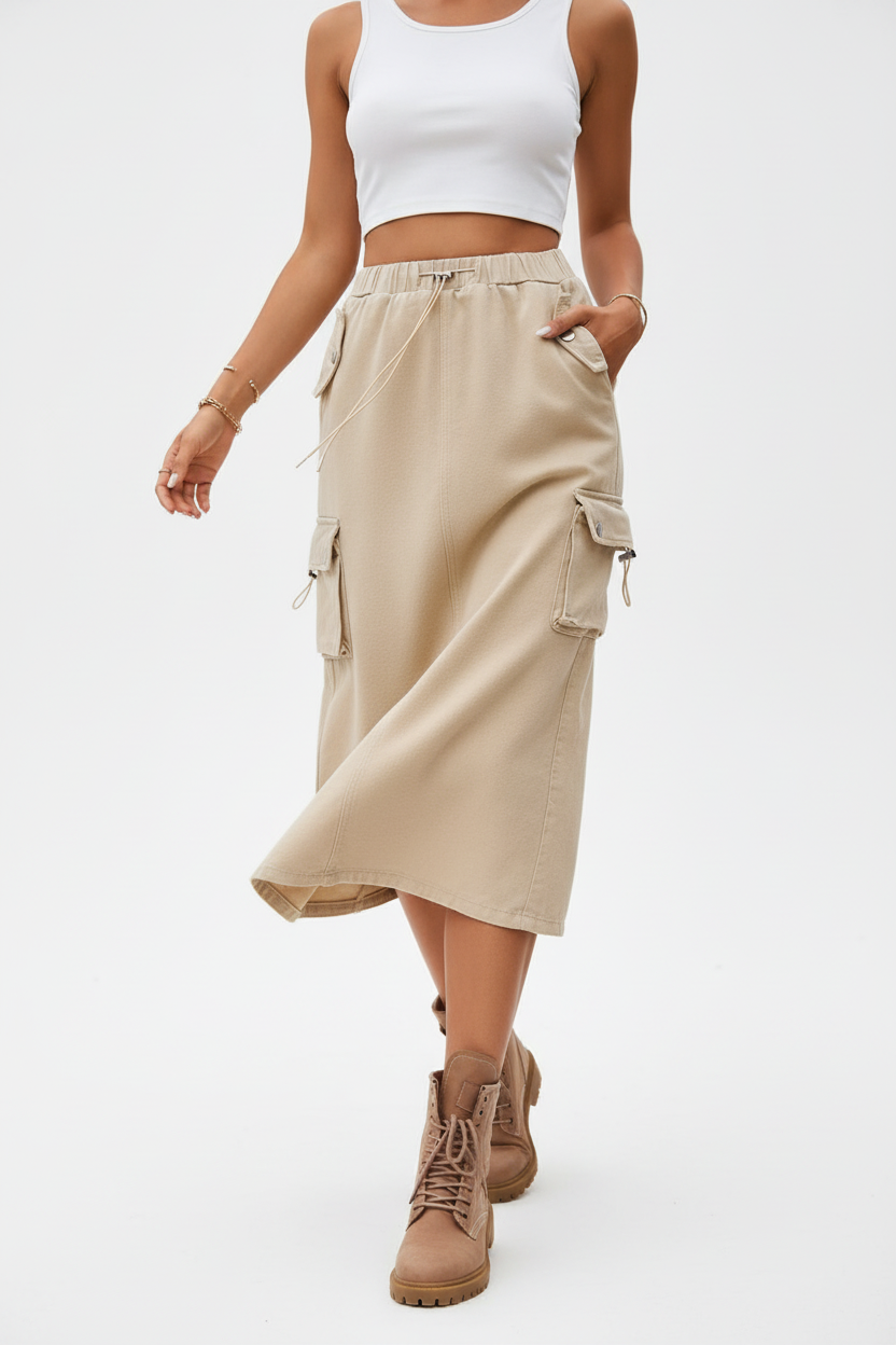Jupe cargo beige mi-longue avec multiples poches latérales - pose dynamique en mouvement révélant la fluidité et l'amplitude de la jupe utilitaire - BLACK-COAT
