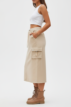 Jupe cargo beige mi-longue avec multiples poches latérales - vue de profil opposé montrant la distribution symétrique des poches et la coupe équilibrée - BLACK-COAT