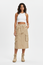 Jupe cargo beige mi-longue avec multiples poches latérales et cordon de serrage à la taille - vue de face montrant la silhouette complète et le style utilitaire - BLACK-COAT