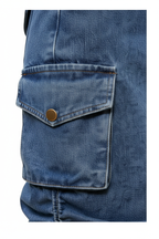 Jupe cargo en jean bleu mi-longue - gros plan sur la poche cargo latérale et la texture du tissu denim délavé - BLACK-COAT