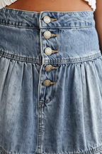 Jupe denim étagée à boutons jean volants bleu clair - détail rapproché de la fermeture boutonnée décorative dorée, construction des boutons, texture denim, détails décoratifs ajoutant intérêt visuel - BLACK-COAT
