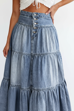 Jupe denim étagée à boutons jean volants bleu clair - détail rapproché de la ceinture et premier tier montrant la fermeture boutonnée en haut, premier volant étagé, ajustement à la taille - BLACK-COAT