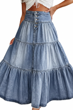 Jupe denim étagée à boutons jean volants bleu clair - détail rapproché des volants étagés en cascade créant mouvement et féminité, drapé tissu rayonne, esthétique bohème romantique - BLACK-COAT