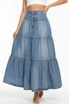 Jupe denim étagée à boutons jean volants bleu clair - pose confiante élégante montrant le design étagé bohème avec volants en cascade, boutons décoratifs dorés, silhouette ligne A flatteuse, féminité romantique polyvalente - BLACK-COAT