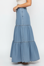 Jupe denim étagée à boutons jean volants bleu clair - vue de profil latéral montrant les volants étagés visibles depuis le côté, silhouette ligne A évasée, drapé fluide, tiers en cascade créant mouvement élégant - BLACK-COAT