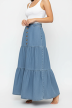 Jupe denim étagée à boutons jean volants bleu clair - vue trois-quarts à 45 degrés montrant la dimension complète du vêtement, volants étagés, boutons dorés, silhouette ligne A, style bohème féminin - BLACK-COAT