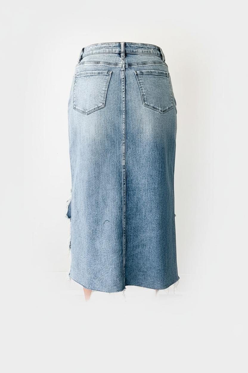 1 - Vue arrière en mouvement : "Jupe midi en jean délavé bleu clair avec ourlet effiloché - vue arrière montrant le mannequin en mouvement avec finitions brutes et poches classiques - BLACK-COAT"