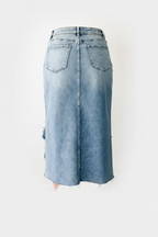 1 - Vue arrière en mouvement : "Jupe midi en jean délavé bleu clair avec ourlet effiloché - vue arrière montrant le mannequin en mouvement avec finitions brutes et poches classiques - BLACK-COAT"