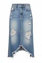 Vue arrière en mouvement : "Jupe midi en jean délavé bleu clair avec ourlet effiloché - vue arrière montrant le mannequin en mouvement avec finitions brutes et poches classiques - BLACK-COAT"