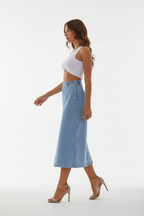 Jupe en jean midi à boutons vue de profil révélant la fente latérale élégante, la coupe midi flatteuse et le style denim intemporel - BLACK-COAT