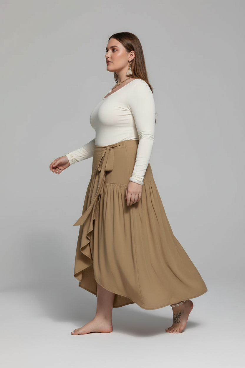 Jupe grande taille asymétrique beige vue de profil révélant l'ourlet high-low fluide, la ceinture à nouer et la coupe flatteuse inclusive - BLACK-COAT
