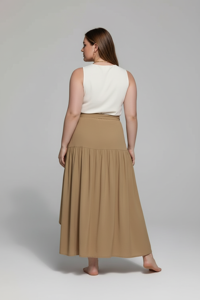 Jupe grande taille asymétrique high-low vue de dos montrant l'ourlet asymétrique élégant, la ceinture nouée et les finitions soignées - BLACK-COAT