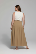 Jupe grande taille asymétrique high-low vue de dos montrant l'ourlet asymétrique élégant, la ceinture nouée et les finitions soignées - BLACK-COAT