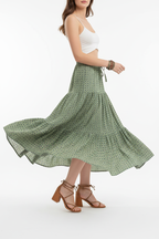 Jupe maxi bohème verte à volants étagés en mouvement montrant le tissu fluide en twirl, les volants aériens et la silhouette romantique élégante - BLACK-COAT