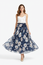 upe maxi imprimé floral bleu foncé avec ceinture à nouer - vue de face complète avec jambe avant créant flux naturel du tissu montrant ceinture à nouer motif floral romantique silhouette A-line fluide et longueur maxi intégrale - BLACK-COAT