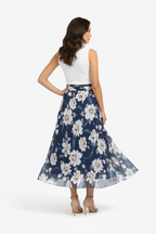 Jupe maxi imprimé floral bleu foncé avec ceinture à nouer - vue trois-quarts avec pose main sur hanche mettant en valeur la ceinture à nouer à la taille motif floral romantique et silhouette maxi fluide - BLACK-COAT
