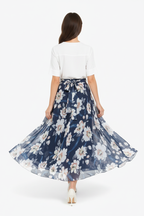Jupe maxi imprimé floral bleu foncé avec ceinture à nouer - vue arrière montrant mannequin s'éloignant avec détail ceinture nouée au dos tissu floral fluide et flux élégant de la jupe maxi - BLACK-COAT