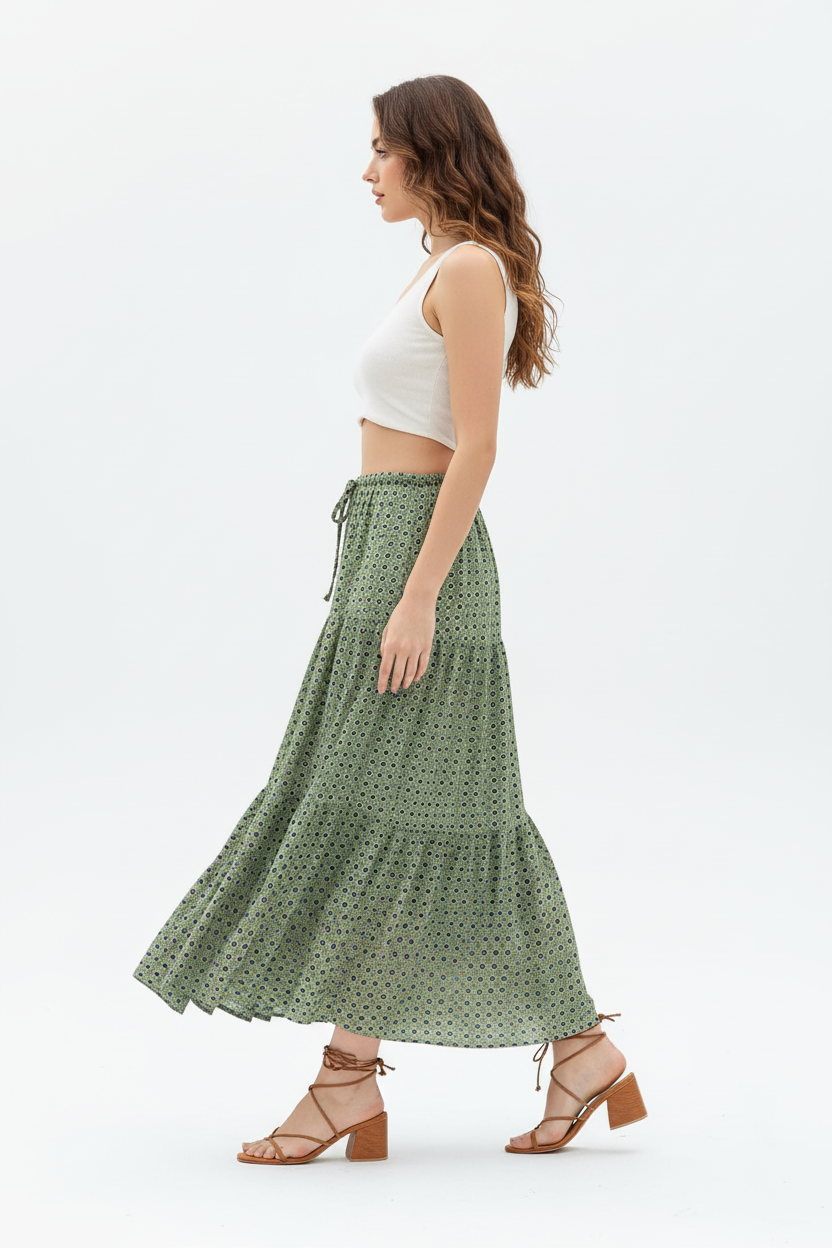 Jupe maxi fluide verte à volants étagés vue de profil révélant la coupe ample aérienne, les volants superposés et le mouvement gracieux du tissu polyester - BLACK-COAT