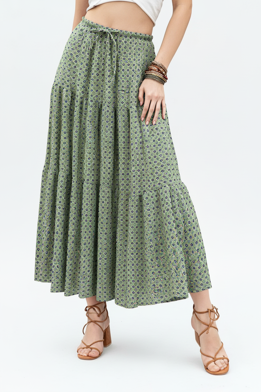 Jupe maxi verte à volants étagés imprimé bohème vue trois-quarts montrant l'ensemble du design romantique avec détails de l'imprimé géométrique et volants fluides - BLACK-COAT