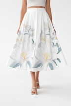  Jupe midi imprimé floral blanc boutonnée - vue de face complète avec jambe avant créant flux naturel du tissu montrant boutons décoratifs taille élastique motif floral romantique silhouette A-line fluide et longueur midi intégrale - BLACK-COAT