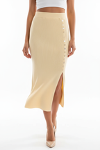 Jupe midi côtelée fendue taille élastique jaune clair avec boutons - vue de face complète avec jambe avant créant flux naturel du tissu et révélant la fente latérale montrant taille élastique détails boutons texture côtelée et longueur midi intégrale - BLACK-COAT