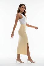 Jupe midi côtelée fendue taille élastique jaune clair avec boutons - vue de profil opposé avec bras légèrement étendus montrant silhouette complète texture côtelée et longueur midi élégante - BLACK-COAT