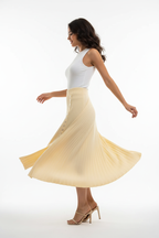 Jupe midi côtelée fendue taille élastique jaune clair avec boutons - vue de profil latéral capturant le mouvement de rotation dynamique avec ouverture de la fente latérale texture côtelée et jupe midi fluide en mouvement gracieux - BLACK-COAT