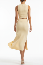 Jupe midi côtelée fendue taille élastique jaune clair avec boutons - vue arrière montrant mannequin s'éloignant avec taille élastique texture côtelée et flux élégant de la jupe midi - BLACK-COAT