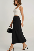 Jupe midi noire à boutons et poches vue de profil révélant la coupe droite midi élégante, les détails de boutons et la silhouette sophistiquée - BLACK-COAT