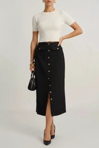 Jupe midi noire à boutons vue de face montrant la rangée de boutons dorés décoratifs, les poches plaquées fonctionnelles et la fente frontale élégante - BLACK-COAT