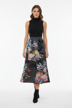 Jupe midi imprimée taille élastique noire avec motif floral artistique rose jaune bordeaux - vue de face montrant mannequin en mouvement de marche naturelle avec taille élastique confortable silhouette A-line fluide et longueur midi - BLACK0COAT