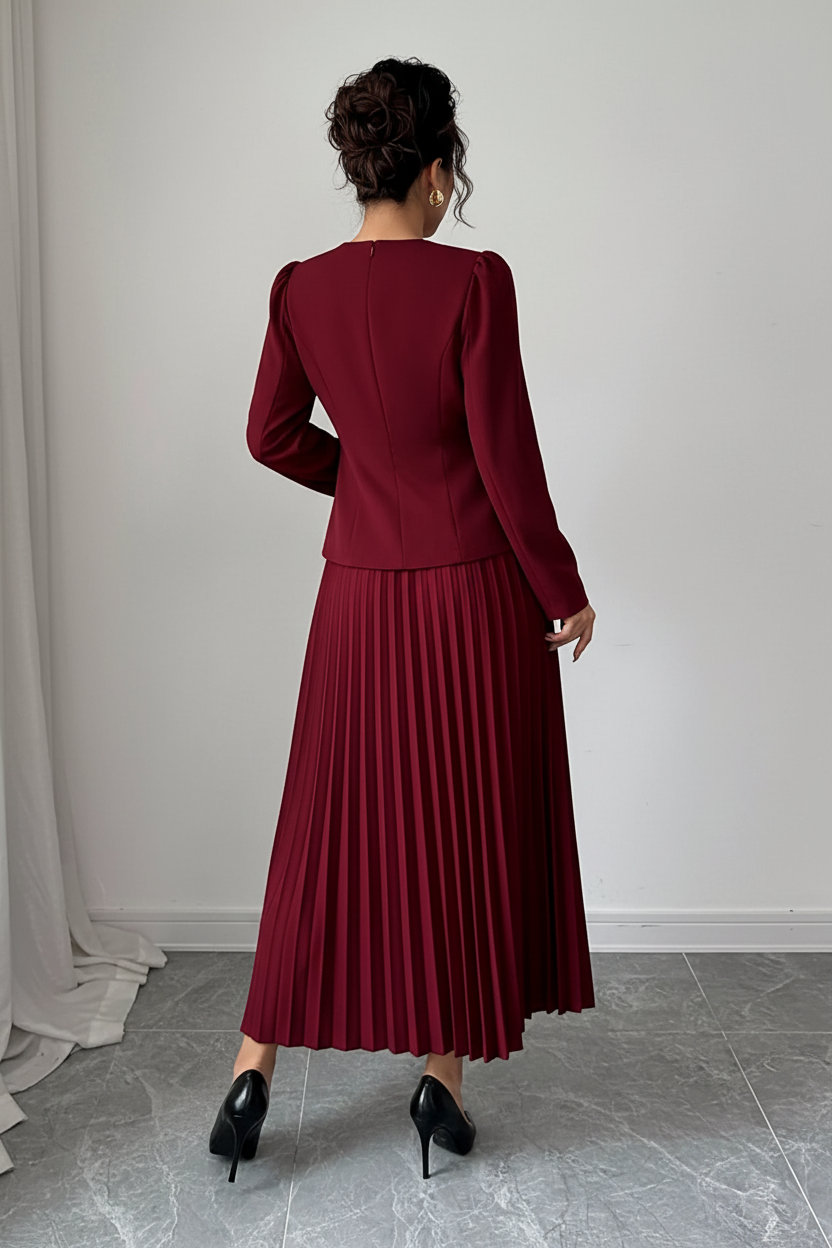 Jupe midi plissée taille haute bordeaux vue de dos montrant les plis permanents impeccables, la fermeture invisible et la finition soignée - BLACK-COAT