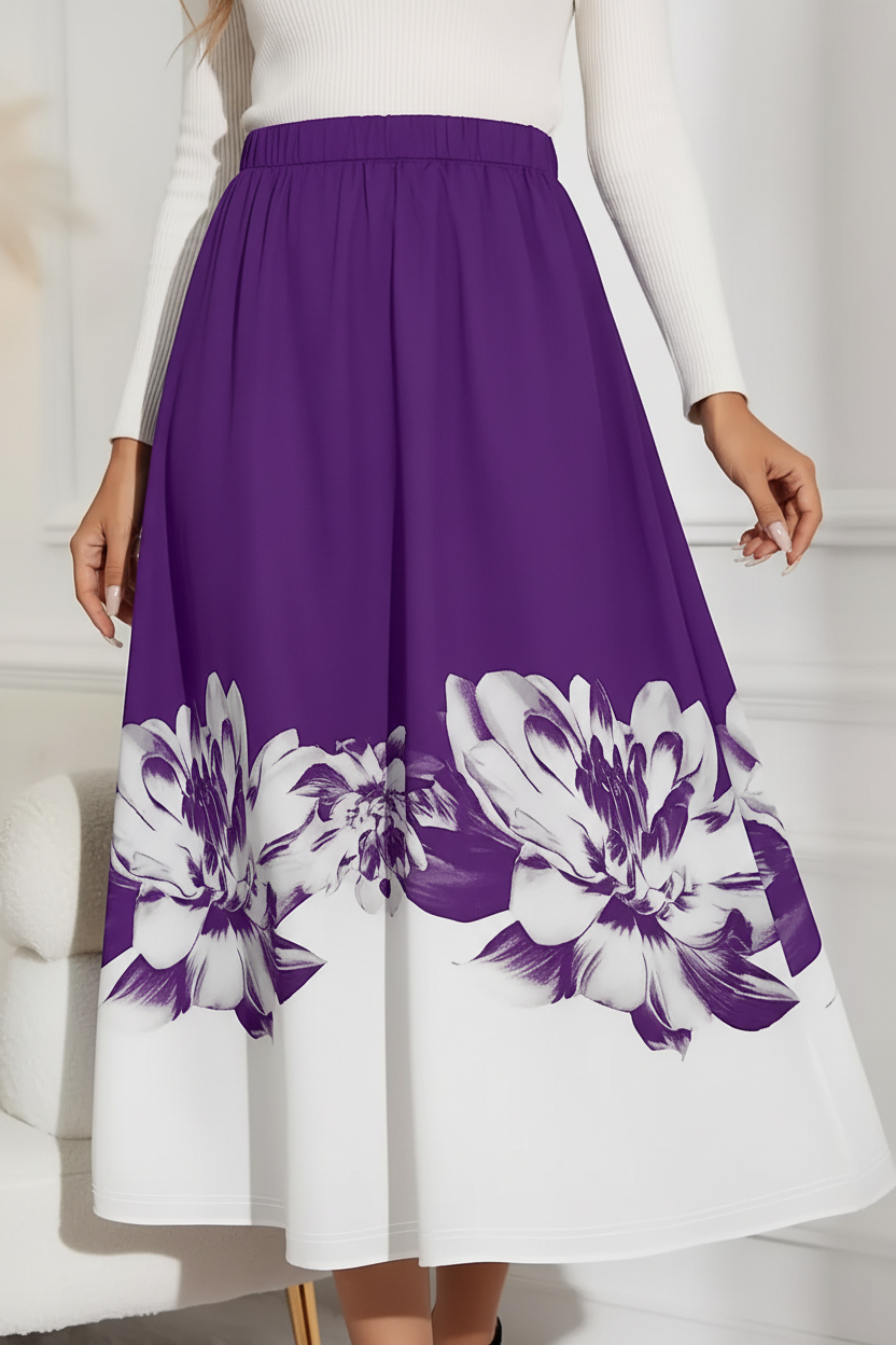Jupe midi ligne A imprimé floral violette - gros plan de la taille aux cuisses montrant tissu violet vibrant et début du motif floral blanc avec mannequin en léger mouvement - BLACK-COAT