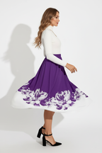 Jupe midi ligne A imprimé floral violette - vue de profil latéral capturant le mouvement de rotation dynamique avec silhouette A-line s'évasant gracieusement et motif floral blanc à l'ourlet créant contraste magnifique - BLACK-COAT
