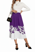 Jupe midi ligne A imprimé floral violette - vue trois-quarts avec pose main sur hanche mettant en valeur la couleur violette vibrante motif floral blanc à l'ourlet et silhouette A-line midi flatteuse - BLACK-COAT