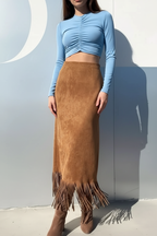 "Jupe midi velours camel avec franges - vue de face montrant mannequin portant jupe velours texture luxueuse camel beige avec ourlet à franges décoratives marron, associée à crop top bleu ciel froncé, fond blanc studio professionnel, silhouette complète BLACK-COAT"