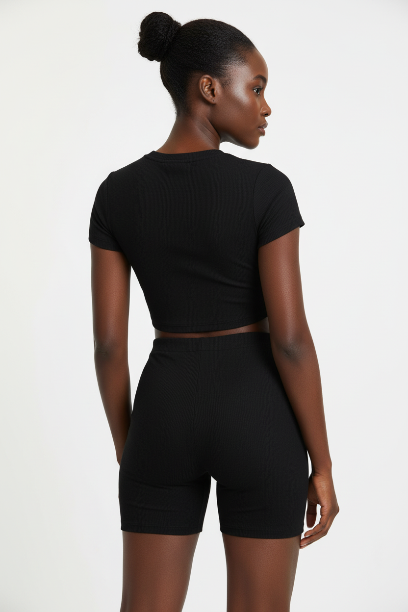 Vue arrière de l'ensemble deux pièces noir - vue de dos complète révélant la ligne épurée du crop top ajusté, la taille haute du short qui affine la silhouette, et la coupe flatteuse de l'ensemble coordonné en polyester noir - Style casual chic moderne - Tendance féminine Black-Coat
